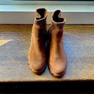 Steve Madden Lug heel suede boots tan color size 8